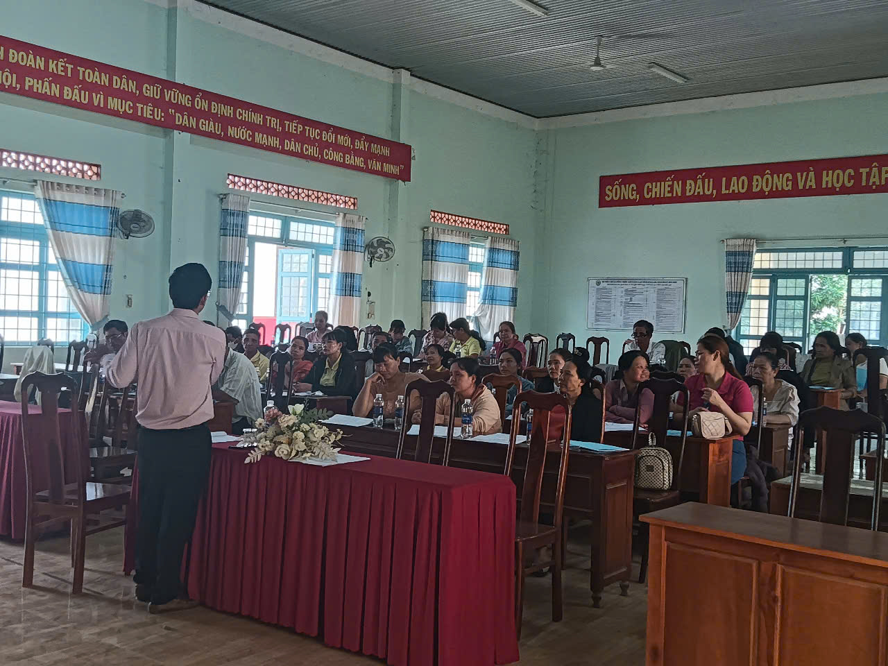 Hội LHPN xã, tổ viên vay vốn tham gia tuyên truyền, giới thiệu về các chính sách tín dụng, các chương trình uỷ thác