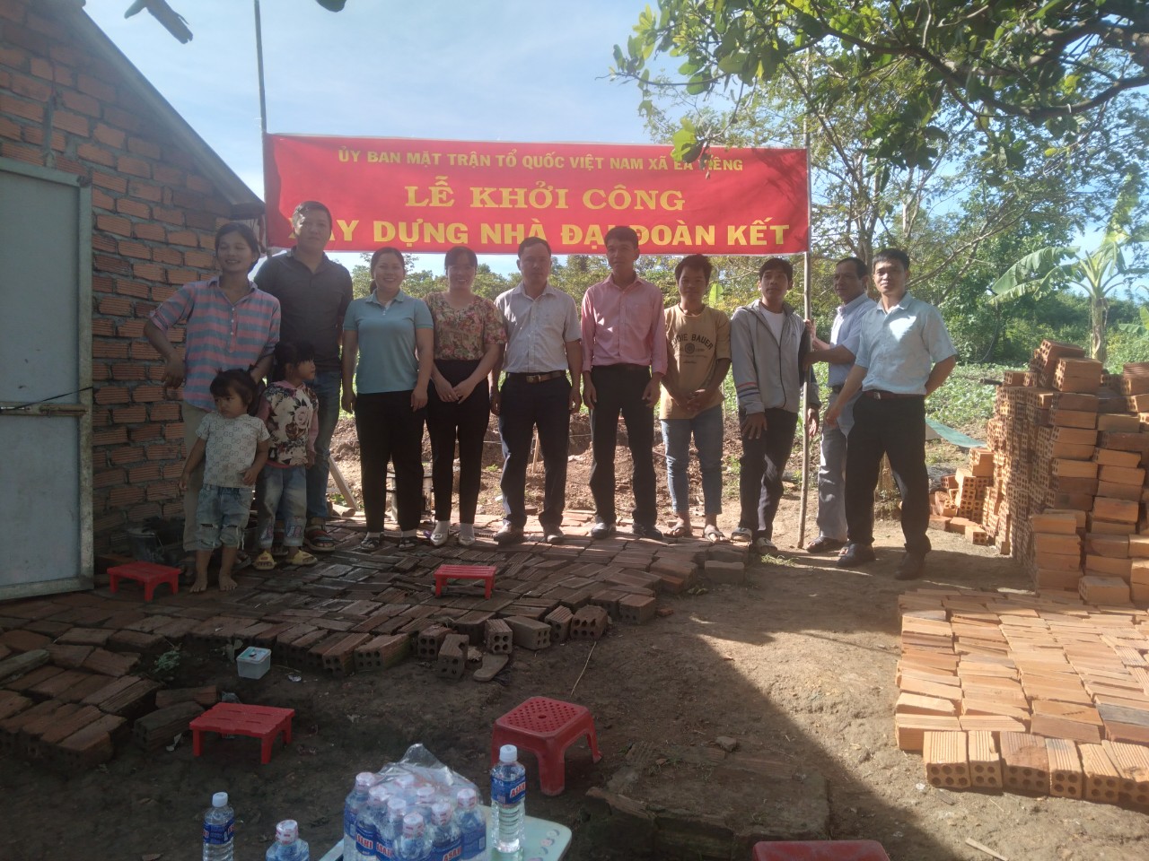 UBMTTQVN xã Ea Yiêng tổ chức Lễ khởi công xây dựng nhà Đại đoàn kết 